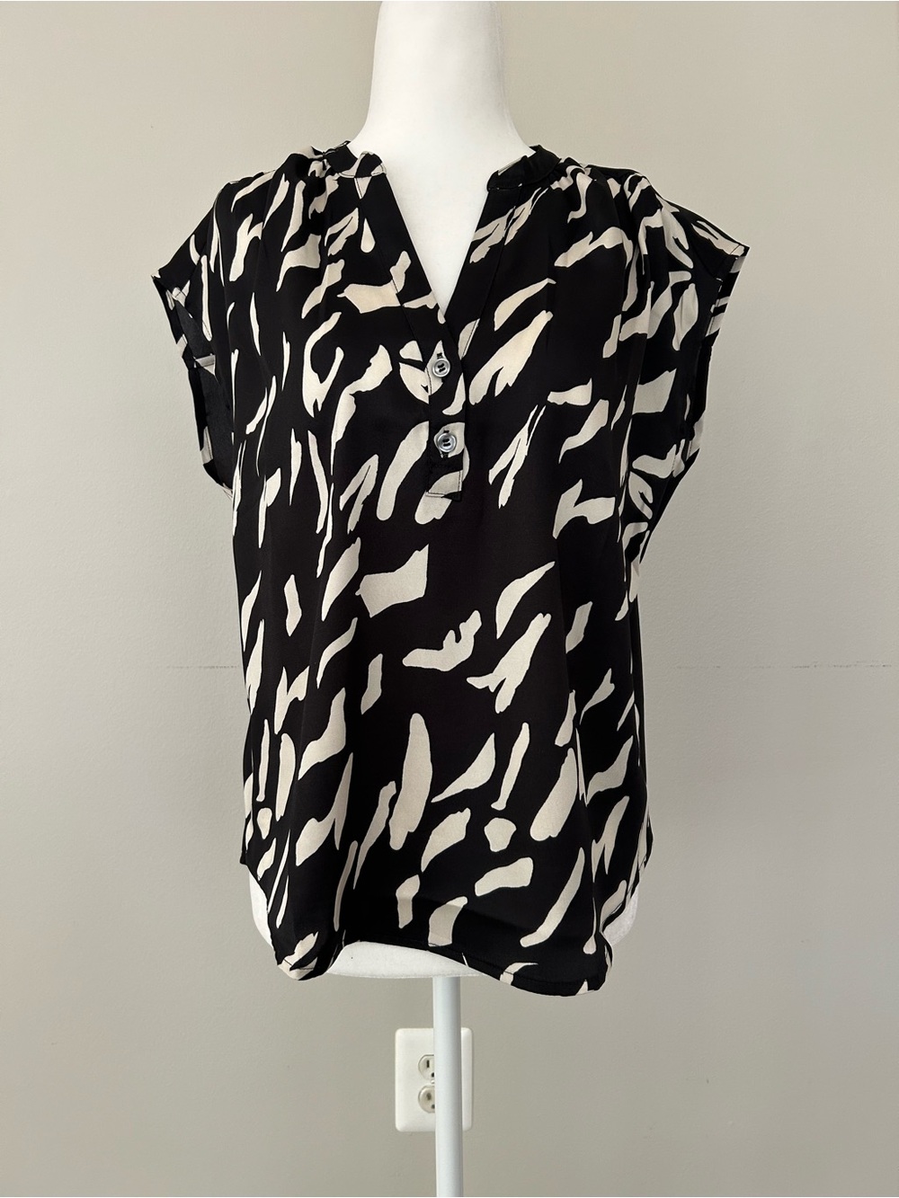 Banana Republic Flowy Black & Cream Print Cap-Sleeve Blouse